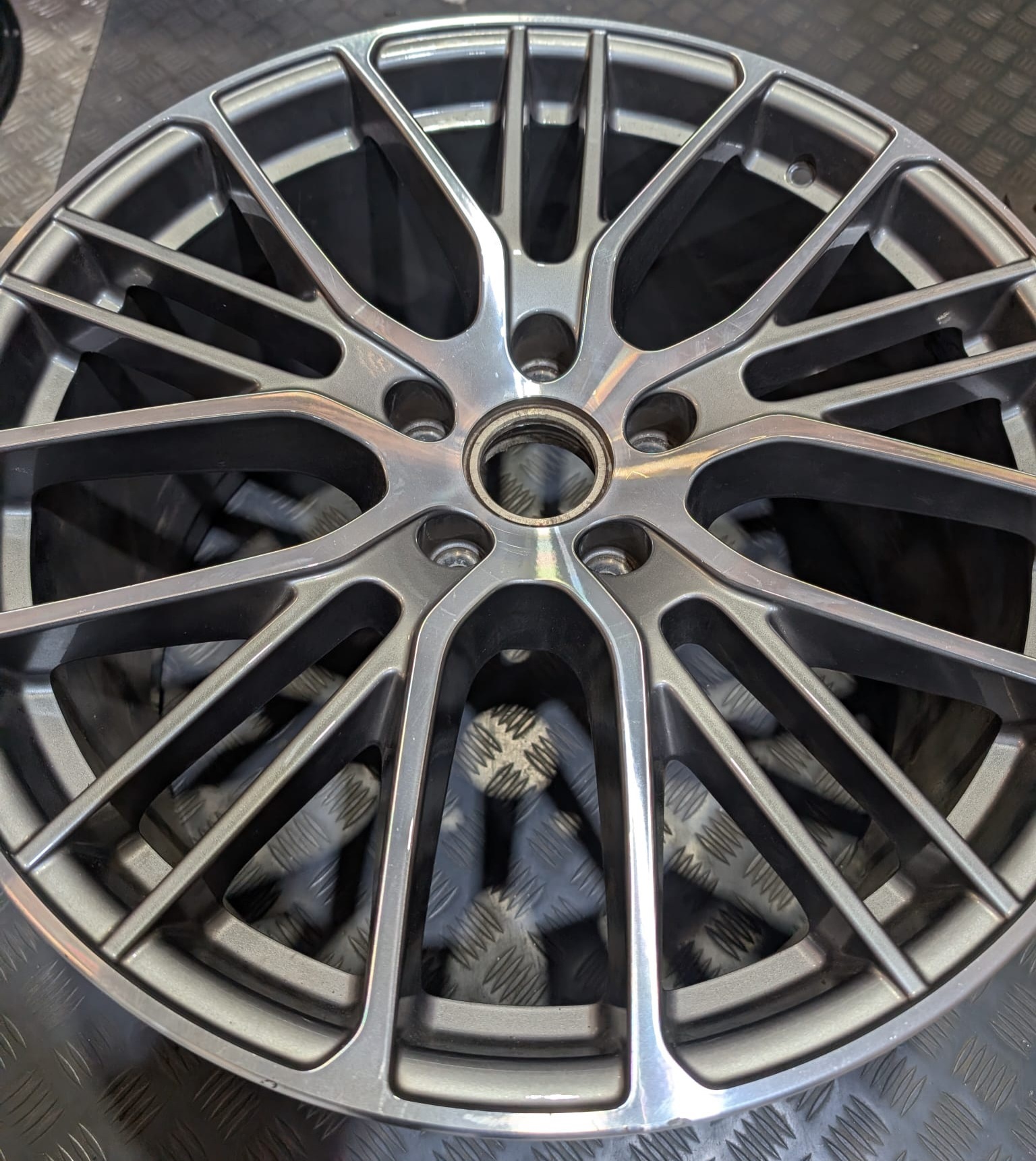 PORSCHE PLATINIUM OU7 SILVER (24-00-322) - Image 2
