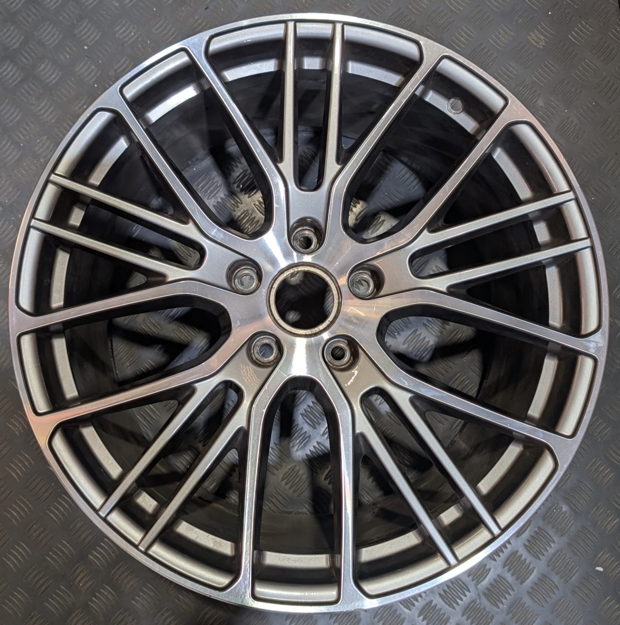 PORSCHE PLATINIUM OU7 SILVER (24-00-322)